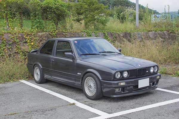 BMW E30 320i